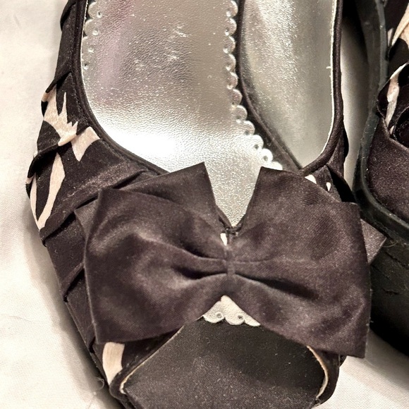 👠 Stunning Stylish Michelangelo Shadow Bow Heel Black, White Shoes - Never Worn - Picture 3 of 13